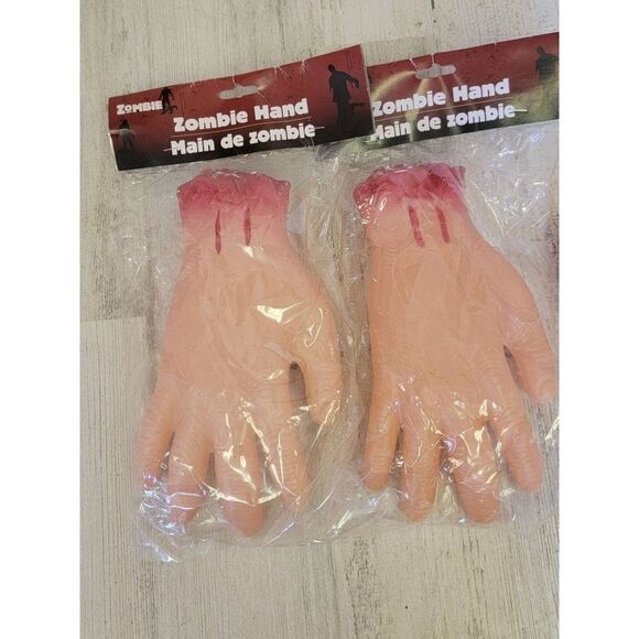 Severed hand set zombie Halloween scary blood lawn prop - Picture 2 of 8